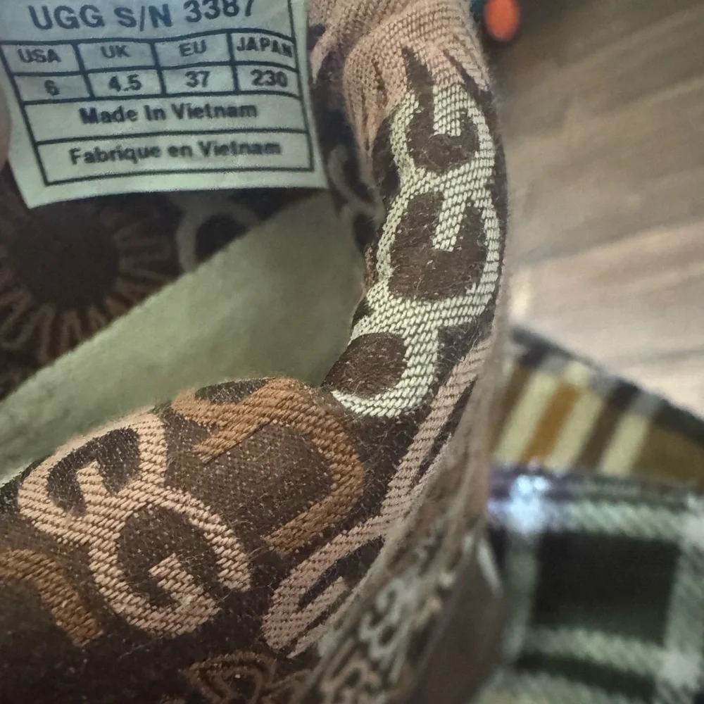 UGG Woman's Lo Pro Button Fold Over Brown Boots size 6
